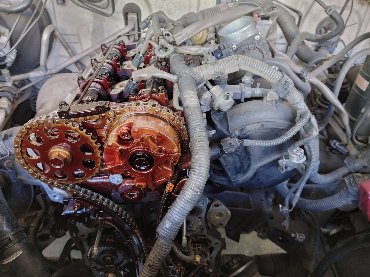 DOHC engine internals with timing chain exposed